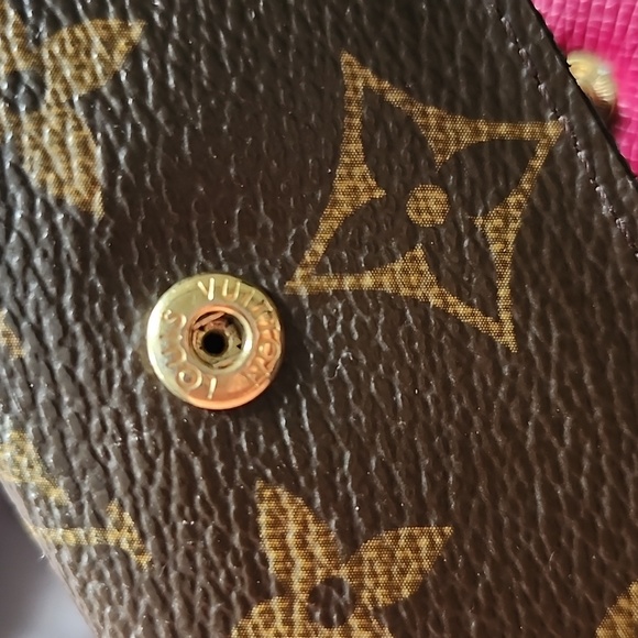 Louis Vuitton 4 key holder - Picture 10 of 13